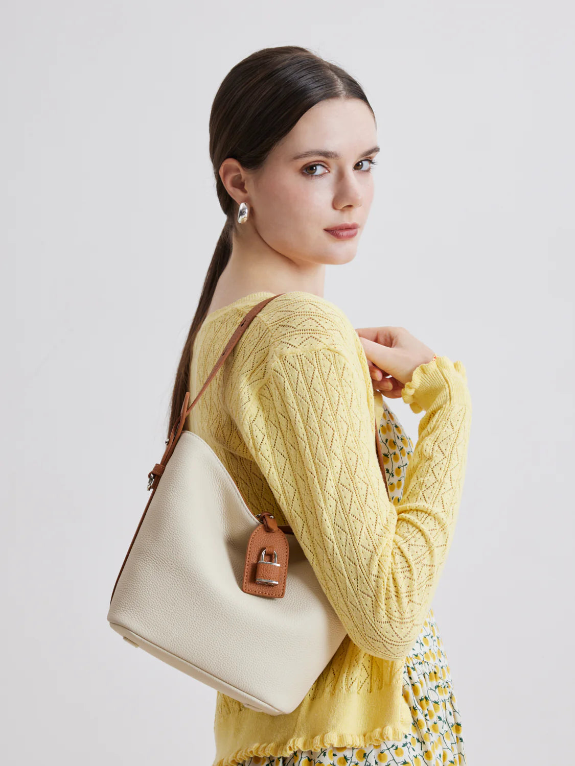 Tate 顆粒感釦飾牛皮包