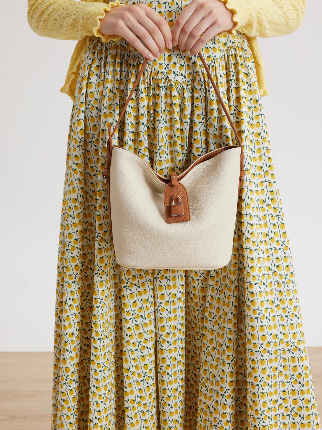 Tate 顆粒感釦飾牛皮包