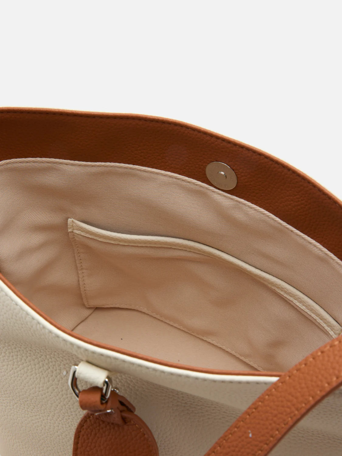 Tate 顆粒感釦飾牛皮包