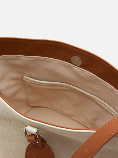 Tate 顆粒感釦飾牛皮包