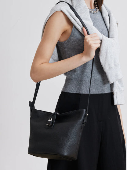 Tate 顆粒感釦飾牛皮包