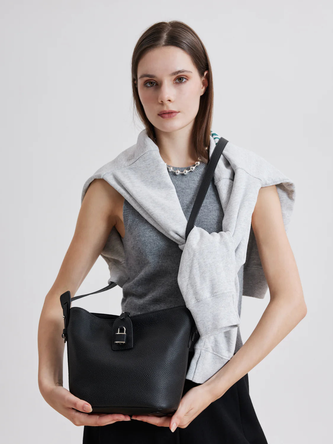 Tate 顆粒感釦飾牛皮包