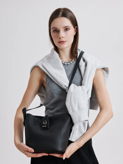 Tate 顆粒感釦飾牛皮包